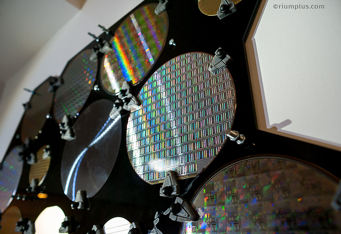 silicon_wafer_closeup2-2