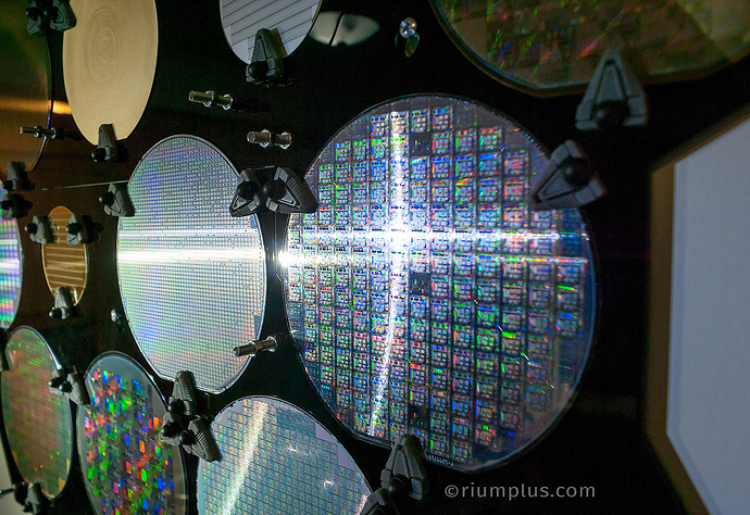 silicon_wafer_closeup4-2